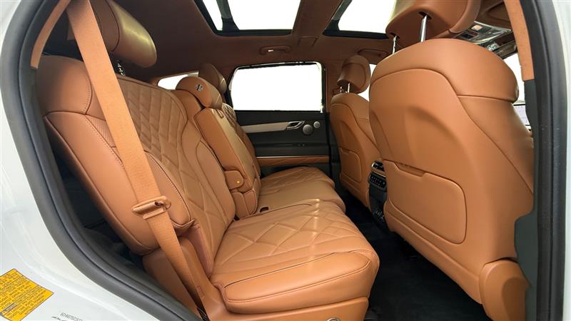 Vehicle photo 18