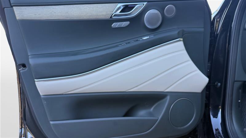 Vehicle photo 11