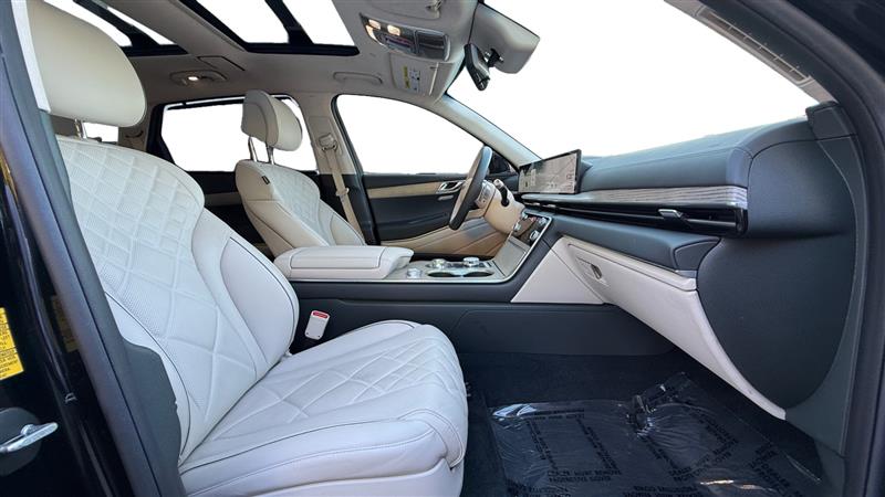 Vehicle photo 17