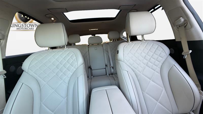Vehicle photo 24