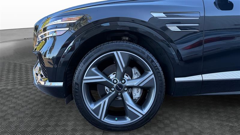 Vehicle photo 9