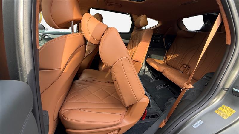 Vehicle photo 23