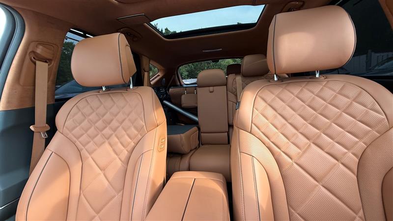 Vehicle photo 28