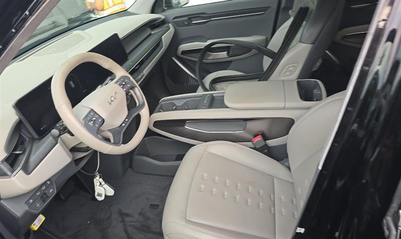 Vehicle photo 7