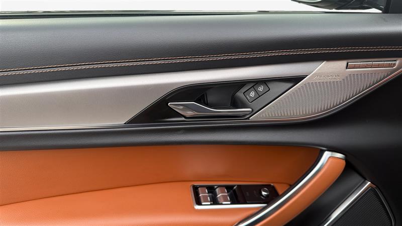 2022 Jaguar XF R-Dynamic SE - Photo 11