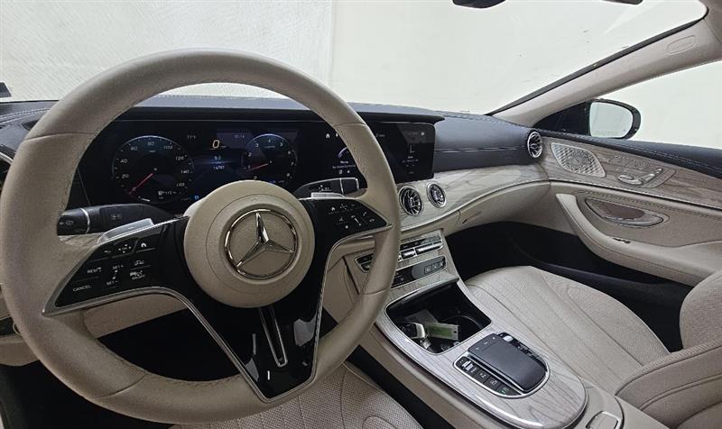 Vehicle photo 12