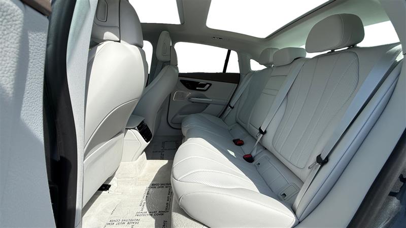 Vehicle photo 16