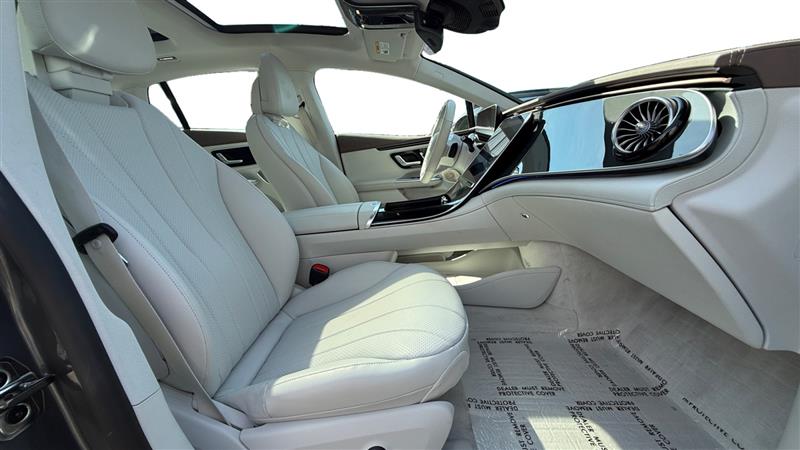 Vehicle photo 17