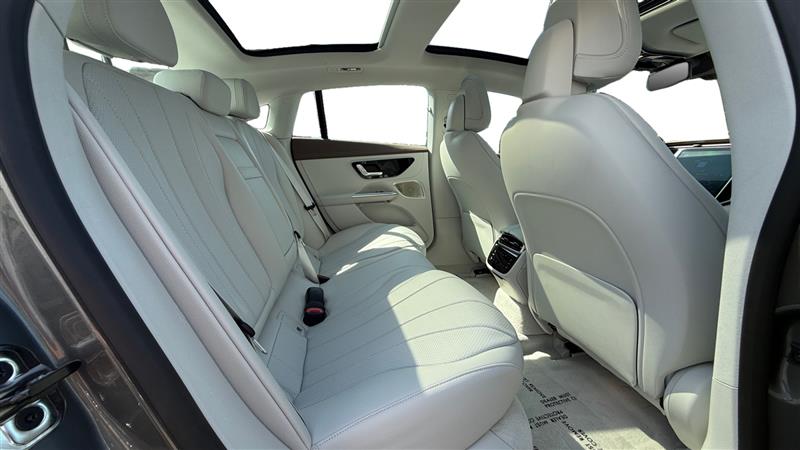 Vehicle photo 18