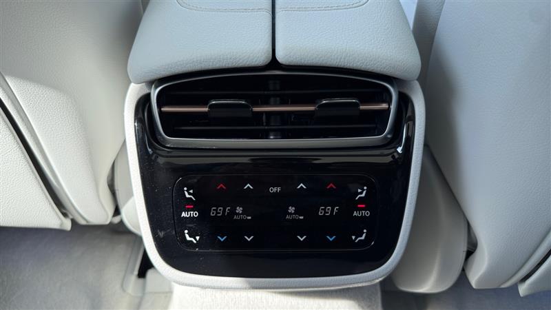 Vehicle photo 26