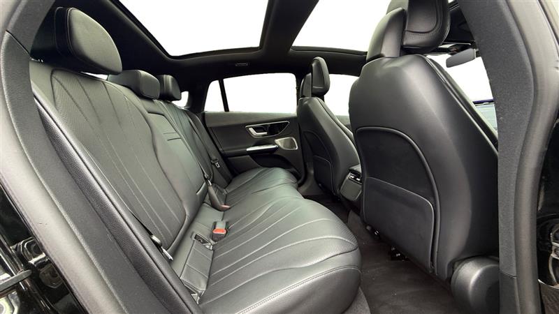 Vehicle photo 18