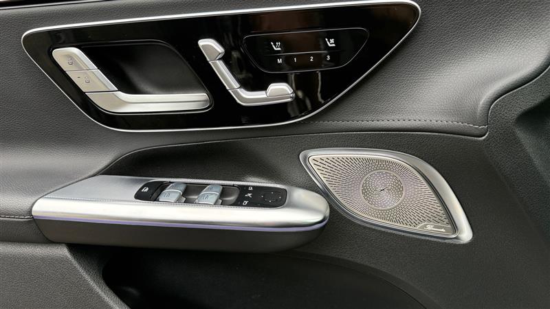 Vehicle photo 42