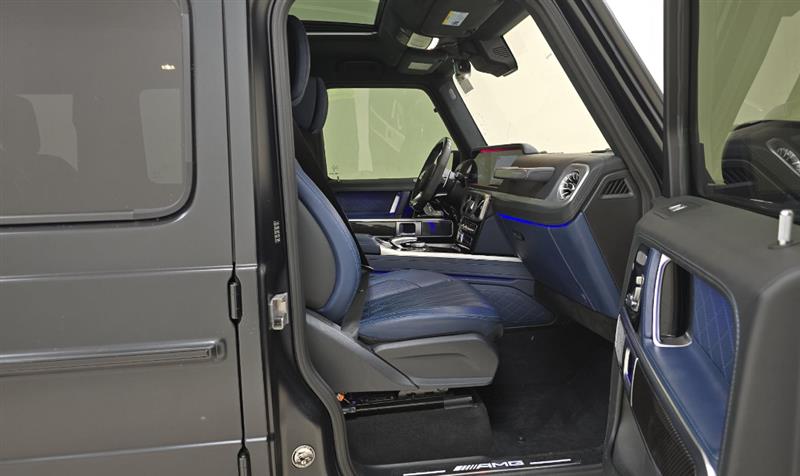 Vehicle photo 8
