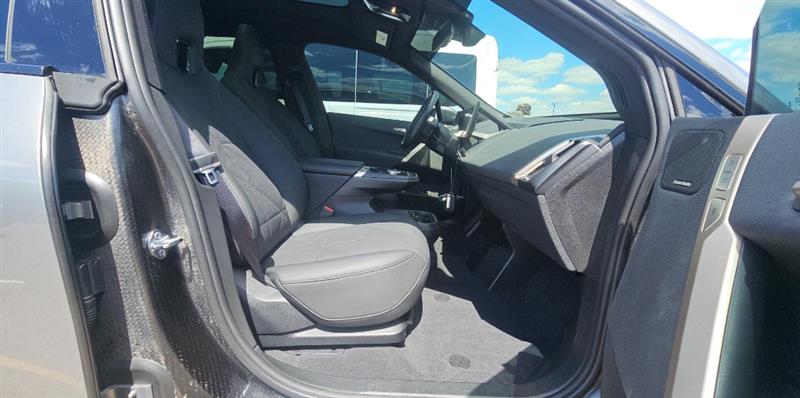 Vehicle photo 10