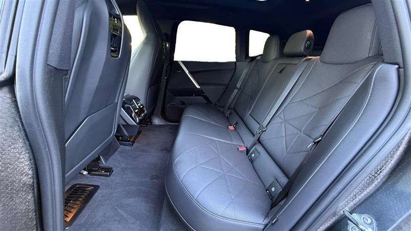 Vehicle photo 16