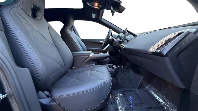 Vehicle photo 17
