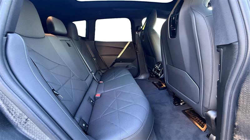 Vehicle photo 18