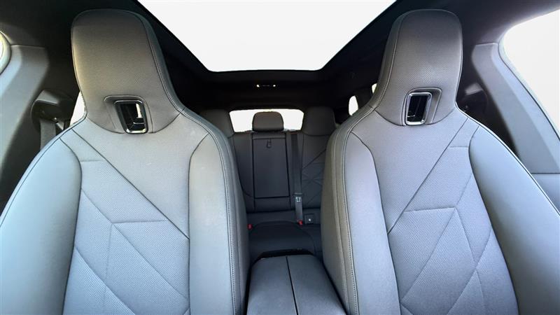 Vehicle photo 20