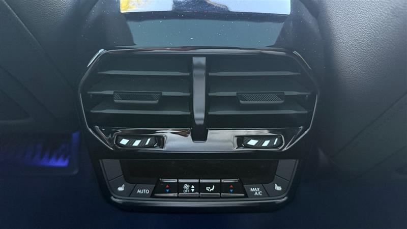 Vehicle photo 26