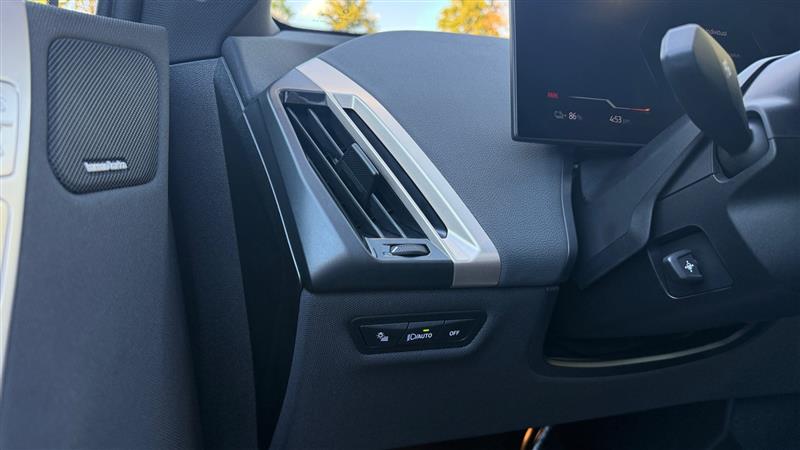 Vehicle photo 45