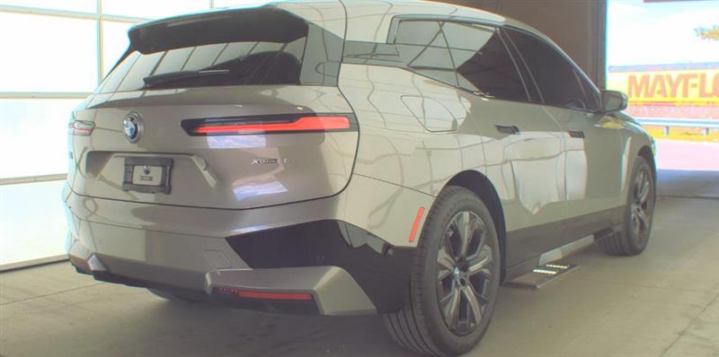 Vehicle photo 5
