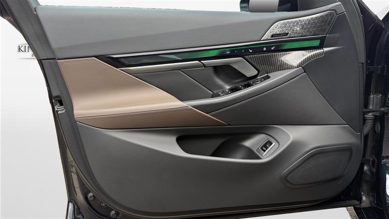 Vehicle photo 11