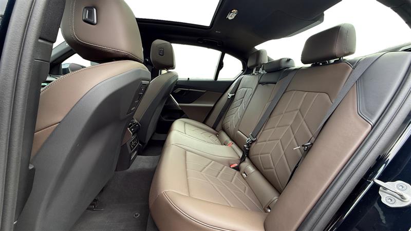 Vehicle photo 16