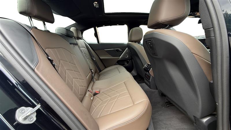 Vehicle photo 18