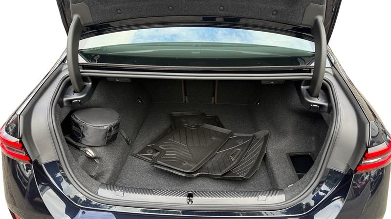 Vehicle photo 19