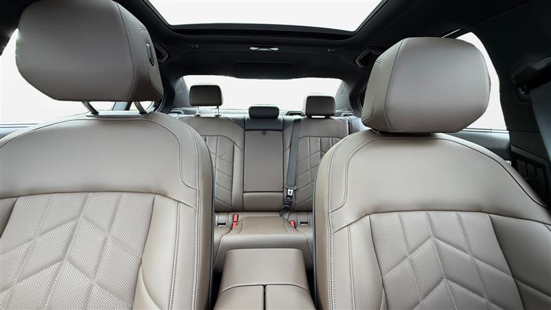 Vehicle photo 23