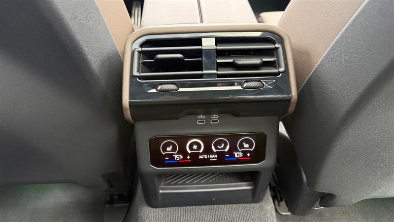 Vehicle photo 26