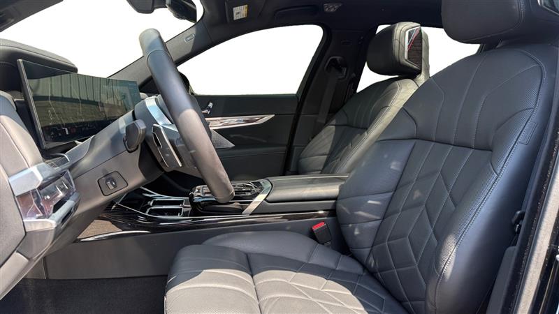 2025 BMW 7 Series 750e - Photo 10