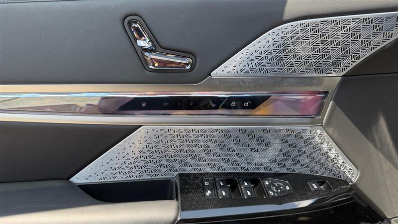2025 BMW 7 Series 750e - Photo 11
