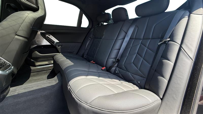 2025 BMW 7 Series 750e - Photo 16