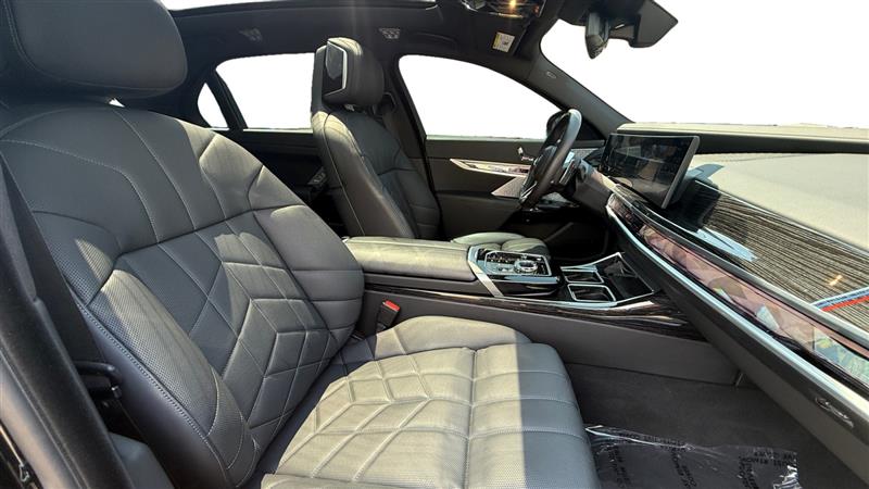 2025 BMW 7 Series 750e - Photo 17