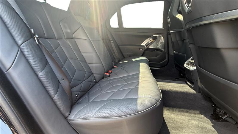 2025 BMW 7 Series 750e - Photo 18