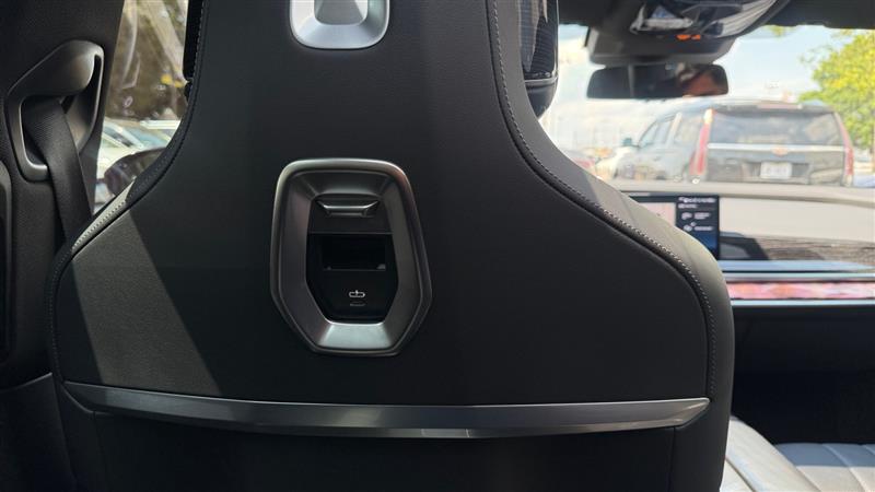 2025 BMW 7 Series 750e - Photo 28