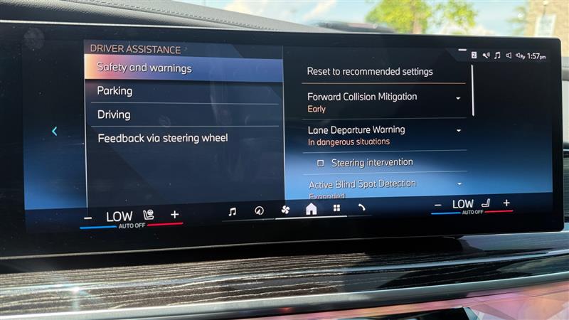 2025 BMW 7 Series 750e - Photo 32