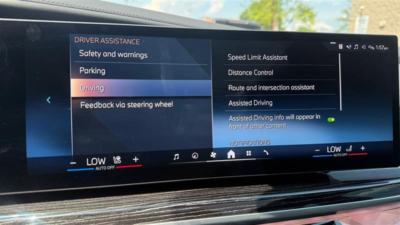 2025 BMW 7 Series 750e - Photo 34