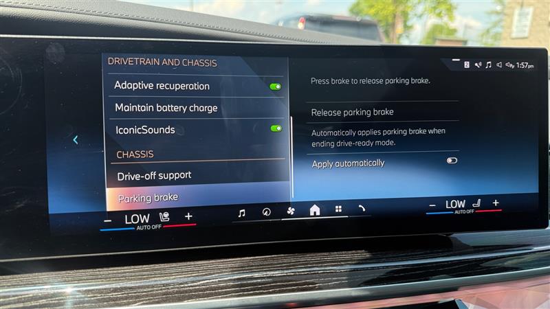 2025 BMW 7 Series 750e - Photo 35