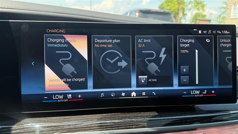2025 BMW 7 Series 750e - Photo 36