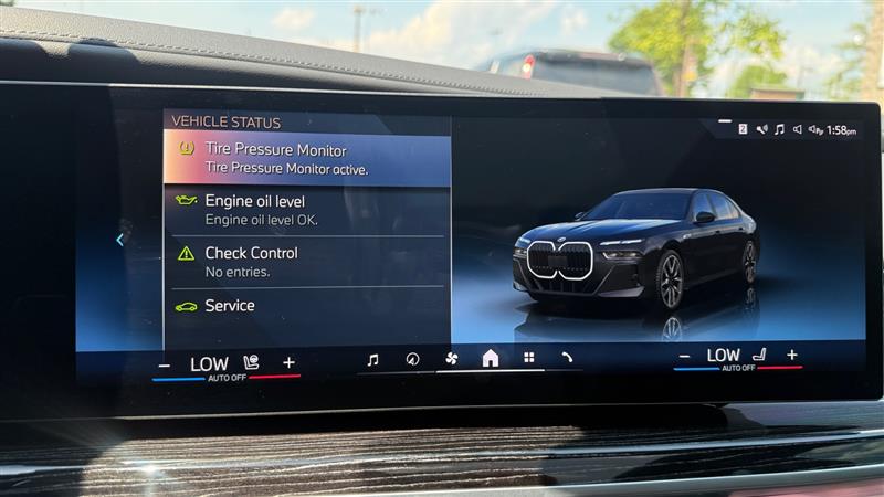 2025 BMW 7 Series 750e - Photo 39