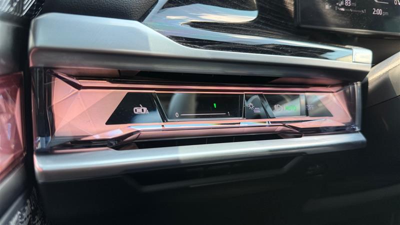 2025 BMW 7 Series 750e - Photo 42