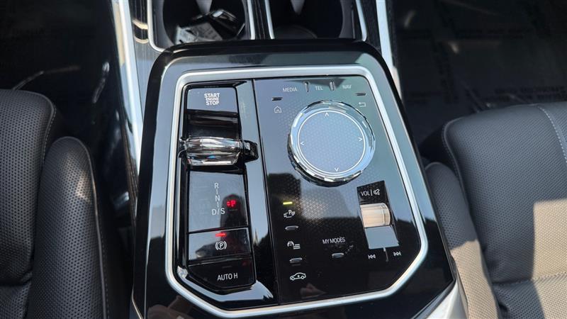 2025 BMW 7 Series 750e - Photo 43