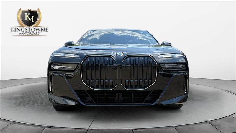2025 BMW 7 Series 750e - Photo 8