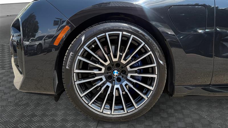 2025 BMW 7 Series 750e - Photo 9