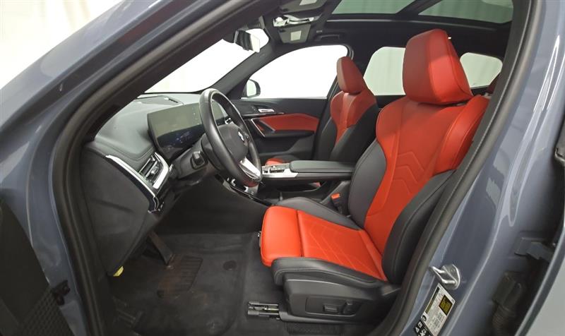 Vehicle photo 7
