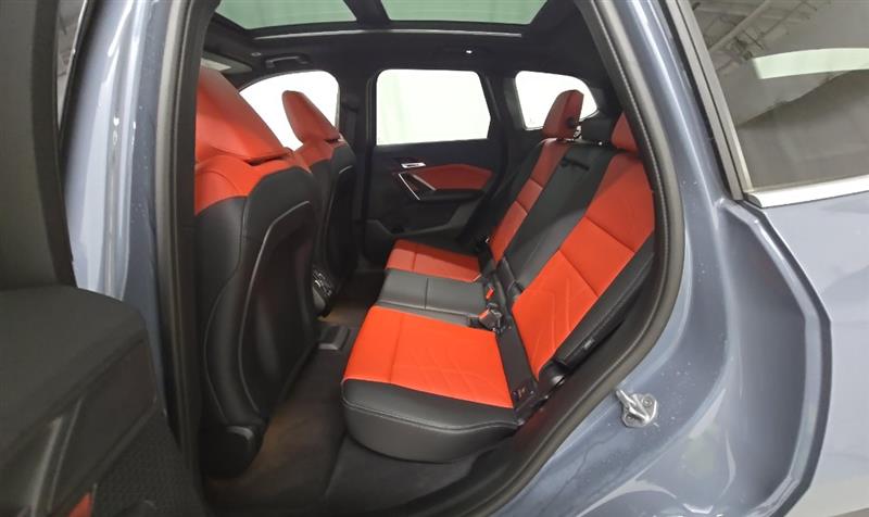 Vehicle photo 9