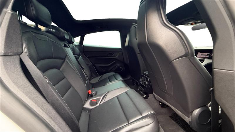 Vehicle photo 18