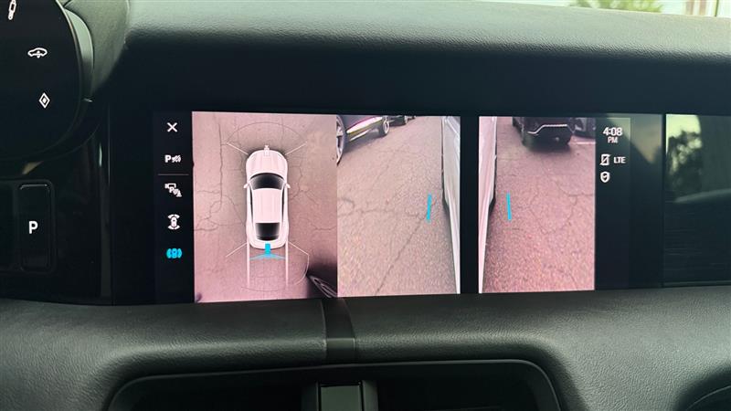 Vehicle photo 32